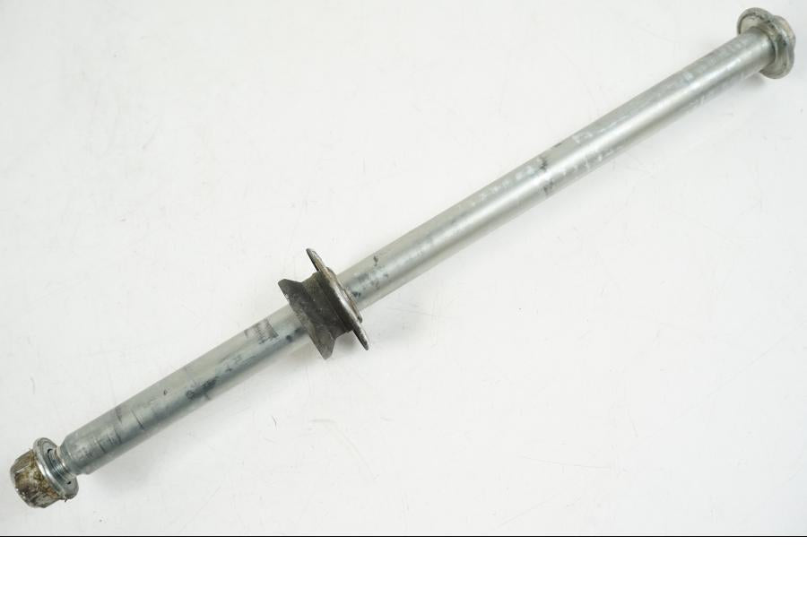 Framsidan på Axel från en Suzuki VS 1400 -1999 motorcykel.