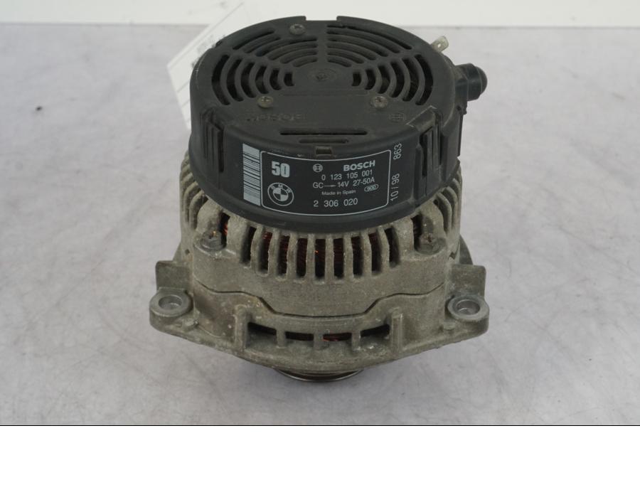 Baksidan på Generator från en BMW R 1100 GS -1998 motorcykel.