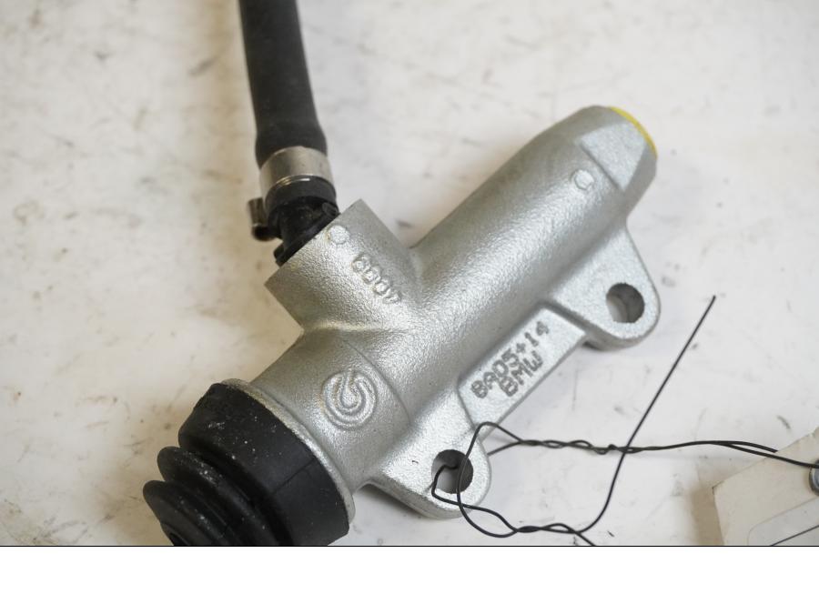 Baksidan på Bromshuvudcylinder från en BMW K 1600 -2018 motorcykel.