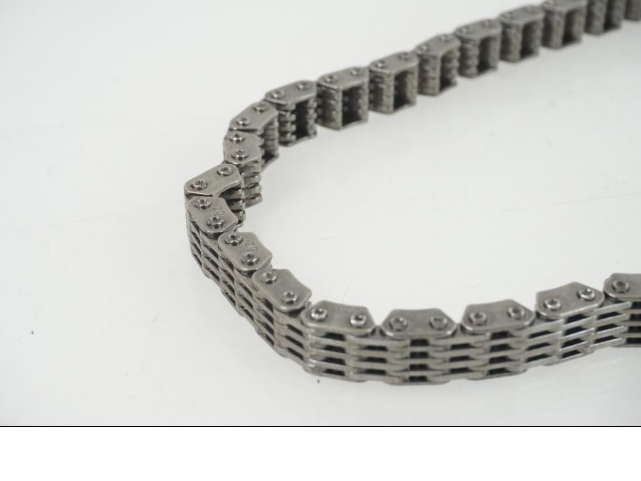 Baksidan på Kamkedja från en KTM 1290 Super Duke R -2021 motorcykel.