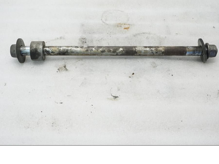 Framsidan på Axel från en Yamaha XVS 650 -1999 motorcykel.