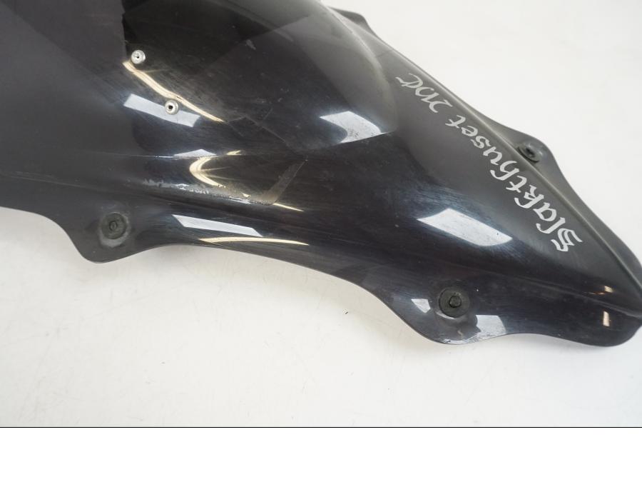 Snett uppifrån på Vindruta från en Yamaha YZF 1000 R1 -2006 motorcykel.