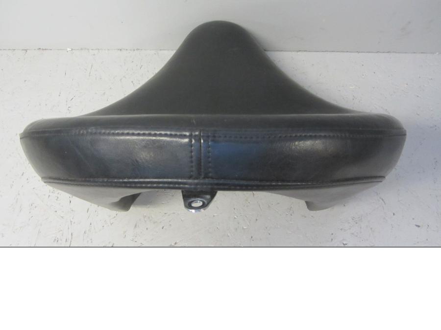 Vänster sida på Sadel från en Yamaha XVS 1100 -2002 motorcykel.