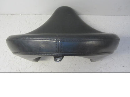 Vänster sida på Sadel från en Yamaha XVS 1100 -2002 motorcykel.