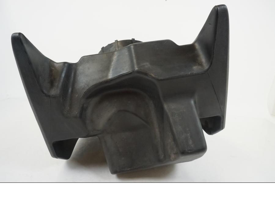 Snett nerifrån på Bensintank från en BMW F 650 CS -2002 motorcykel.