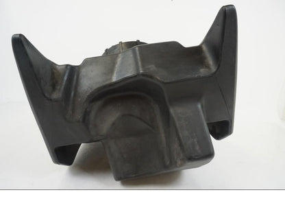 Snett nerifrån på Bensintank från en BMW F 650 CS -2002 motorcykel.