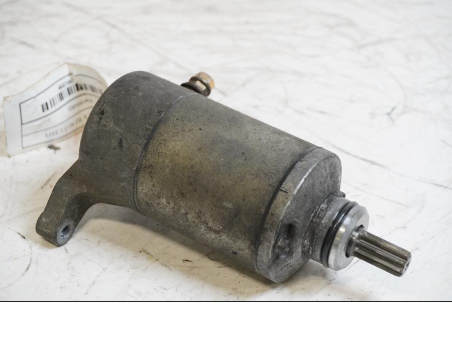 Framsidan på Startmotor från en Suzuki SV 650 -2003 motorcykel.