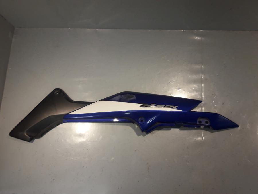 Framsidan på Bakvinge från en Honda CBR 125 R -2008 motorcykel.