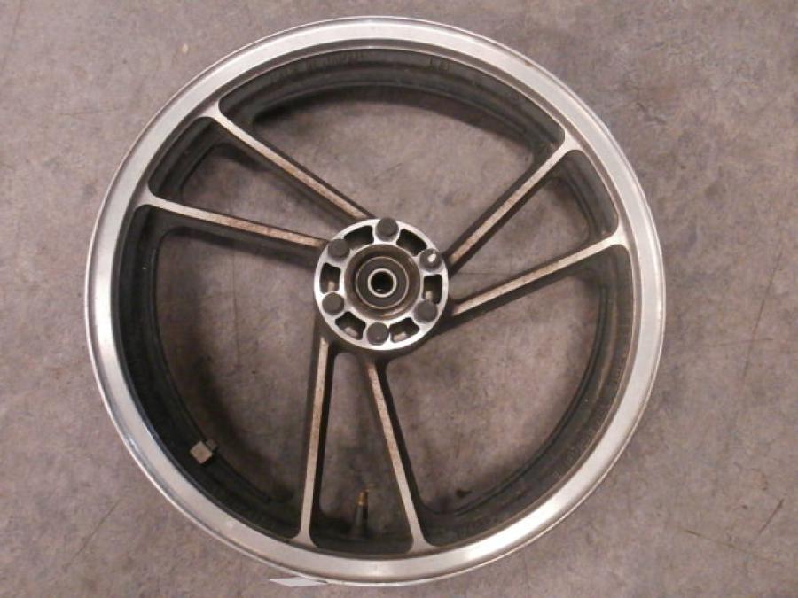 Baksidan på Fälg från en Suzuki GSX 400 -1983 motorcykel.