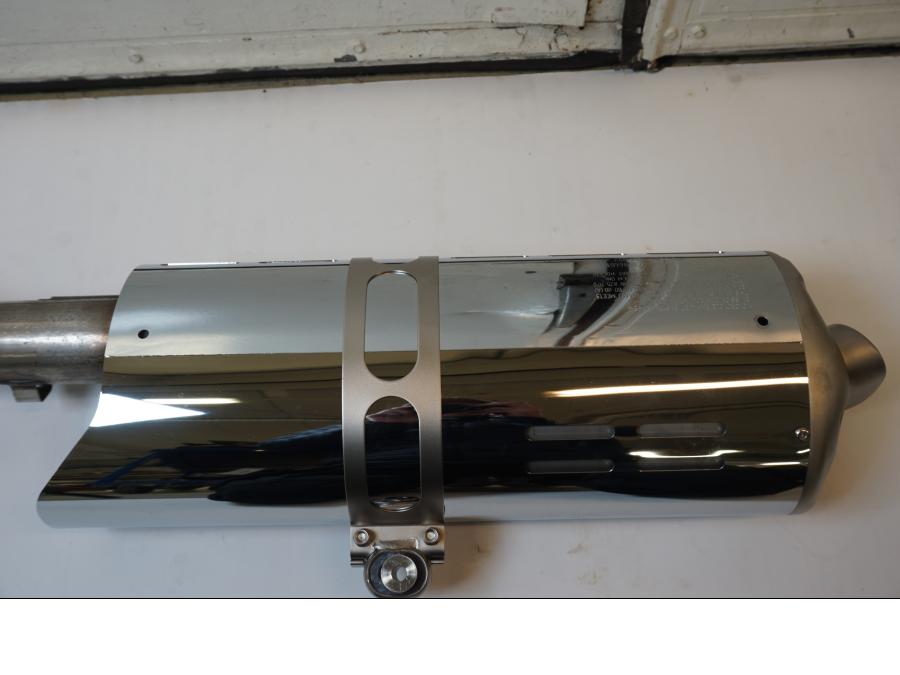 Snett nerifrån på Ljuddämpare från en BMW R 1200 GS -2007 motorcykel.