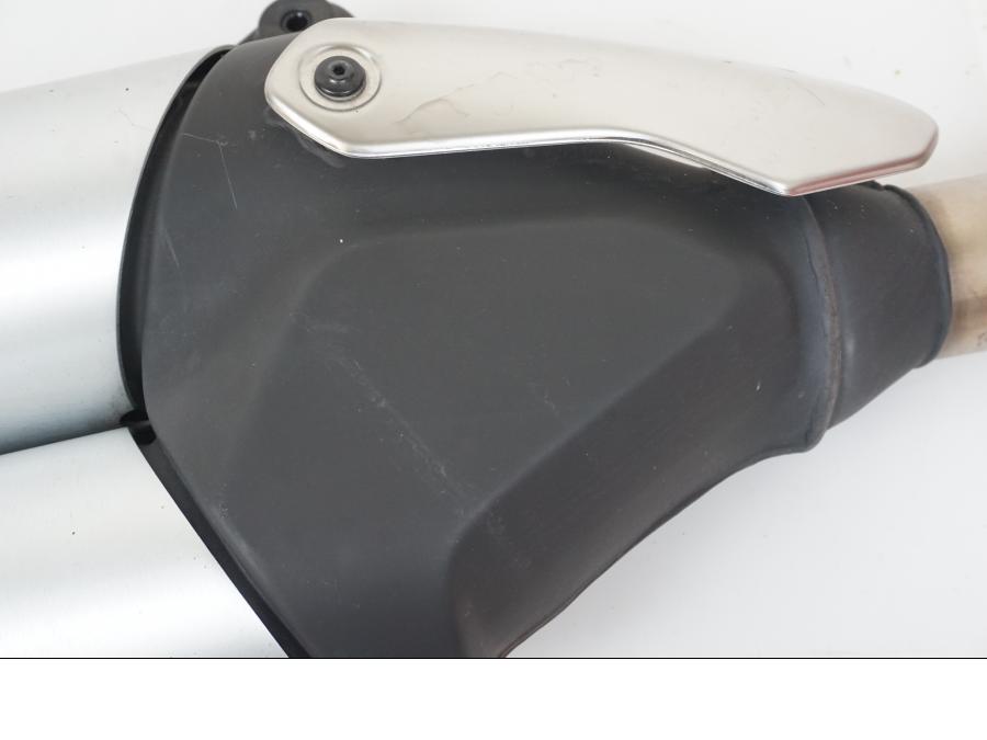 Baksidan på Ljuddämpare från en Ducati Monster 1200 -2014 motorcykel.