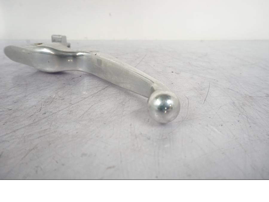 Snett uppifrån på Bromsgrepp från en H-D Softail Sport Glide FLSB -2022 motorcykel.