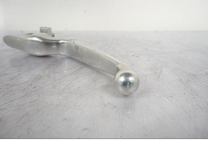 Snett uppifrån på Bromsgrepp från en H-D Softail Sport Glide FLSB -2022 motorcykel.