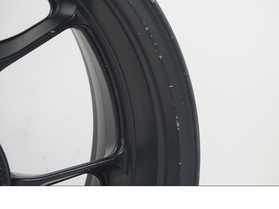 Höger sida på Fälg från en Kawasaki ZZ-R 1400 -2009 motorcykel.