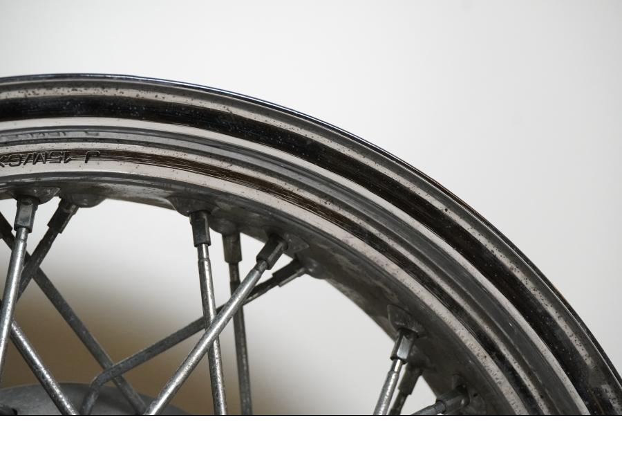 Snett uppifrån på Fälg från en Yamaha XVS 1100 -2001 motorcykel.