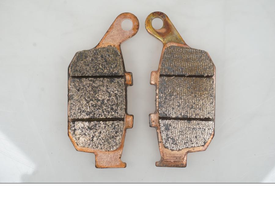 Vänster sida på Bromsbelägg från en Universal Universal -1997 motorcykel.