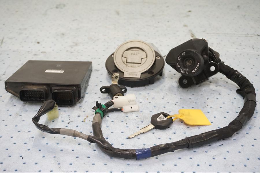 Framsidan på Låssats från en Yamaha MT-09 Tracer -2019 motorcykel.