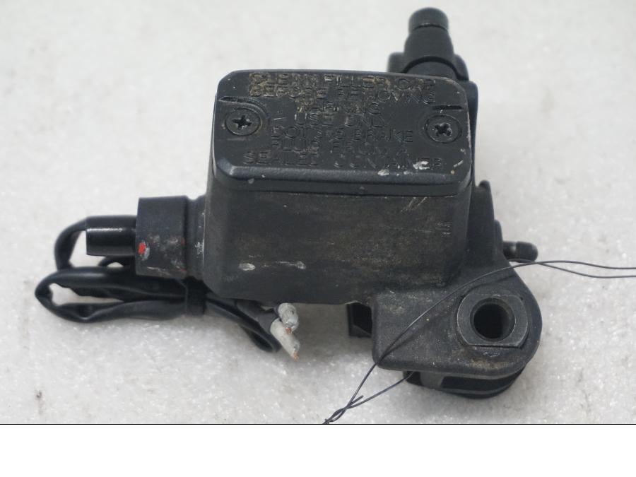 Framsidan på Kopplingshuvudcylinder från en Ducati Monster 796 -2013 motorcykel.