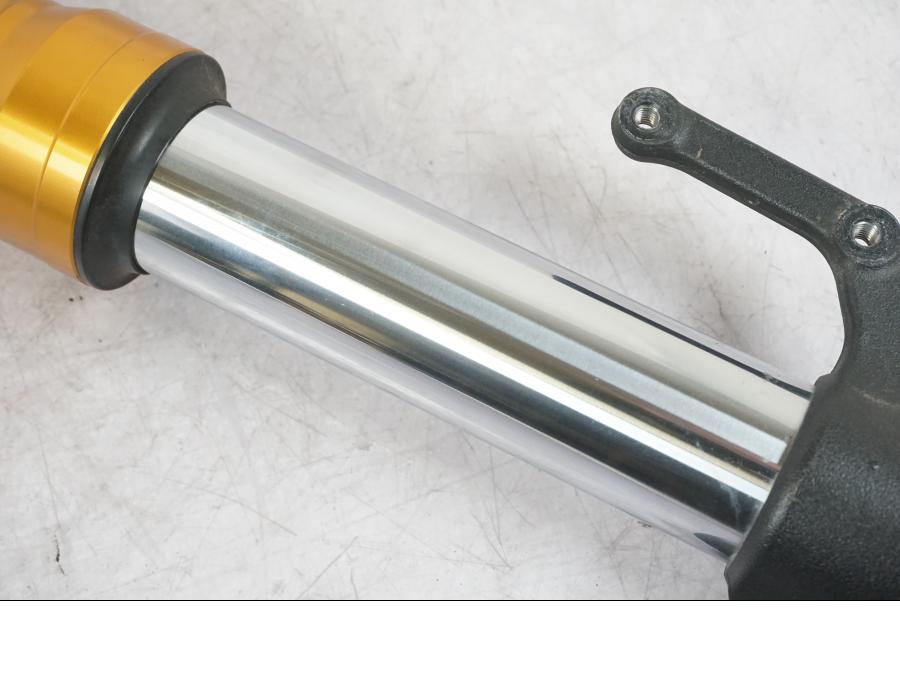 Snett uppifrån på Gaffelben från en Yamaha MT-09 -2016 motorcykel.