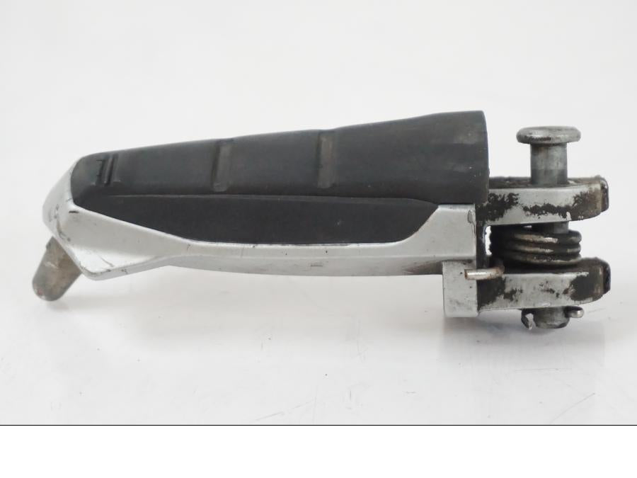 Baksidan på Fotpinne från en BMW F 650 CS -2002 motorcykel.