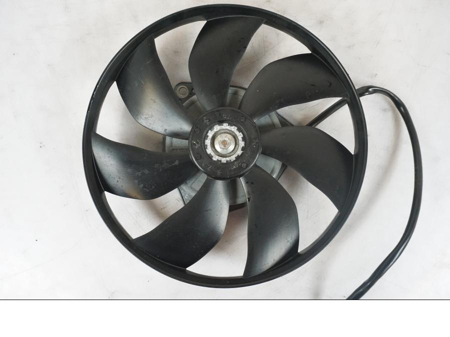 Baksidan på Vattenkylfläkt från en KTM 690 Duke -2014 motorcykel.