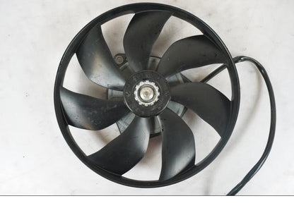 Baksidan på Vattenkylfläkt från en KTM 690 Duke -2014 motorcykel.