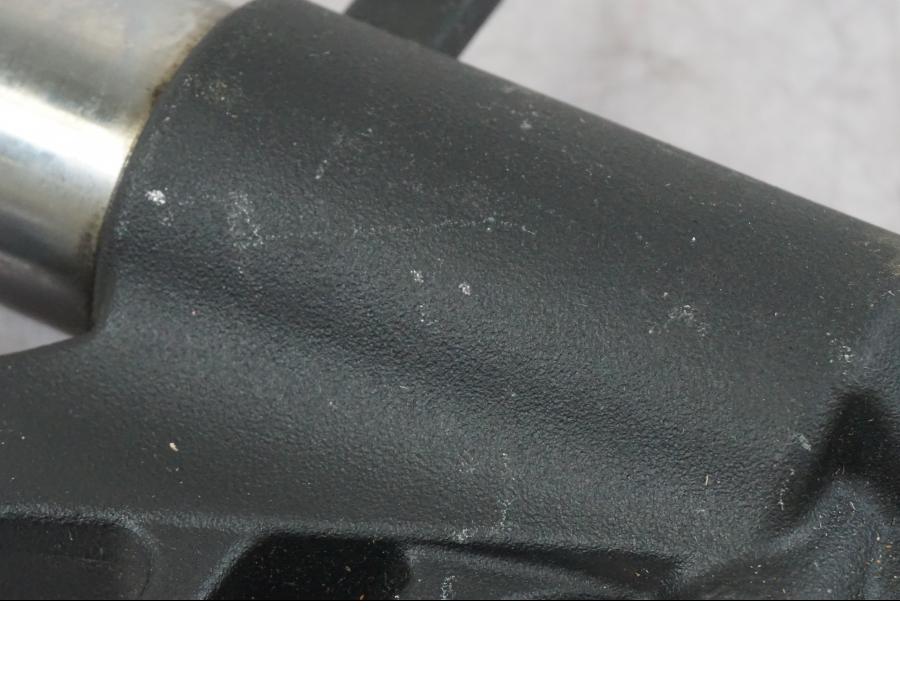 Snett uppifrån på Gaffelben från en Honda CBR 900 RR -2001 motorcykel.