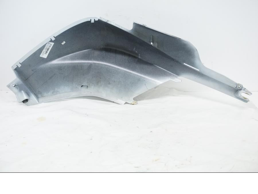 Baksidan på Bensintankskåpa från en BMW K 1600 -2015 motorcykel.