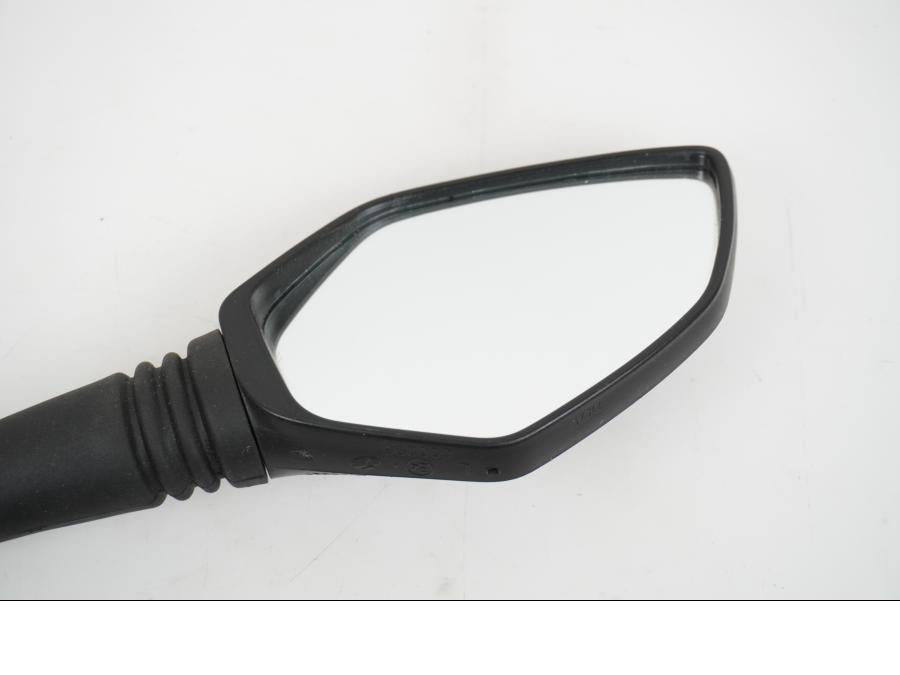 Baksidan på Backspegel från en KTM 790 Duke -2018 motorcykel.