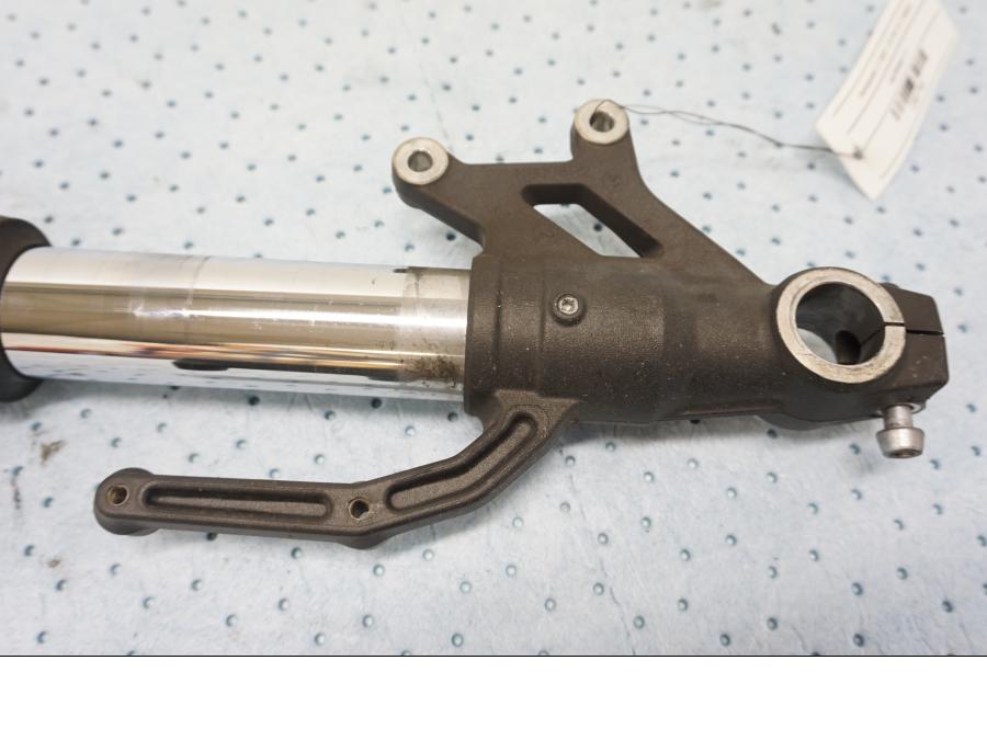 Vänster sida på Gaffelben från en Kawasaki Z 900 -2019 motorcykel.