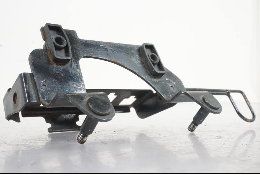 Framsidan på Instrumentpanelsfäste från en Kawasaki KL 650A -1987 motorcykel.