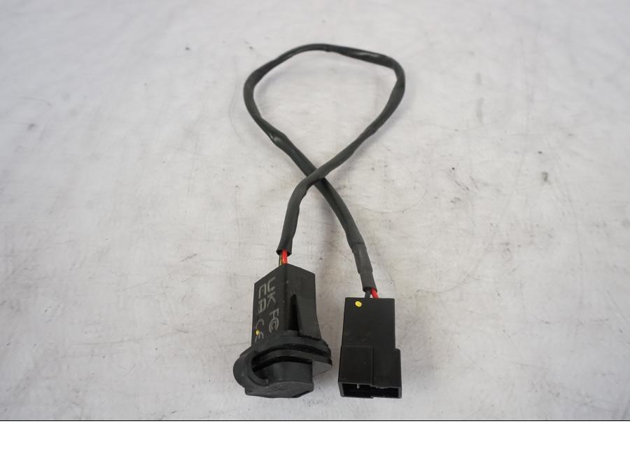 Framsidan på USB-uttag från en KTM 1290 Super Duke R -2023 motorcykel.