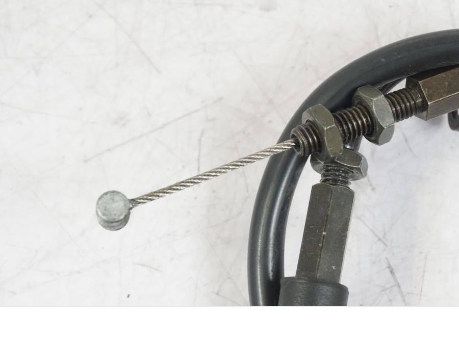 Höger sida på Chokevajer från en Suzuki GSX 1300 RX -1999 motorcykel.