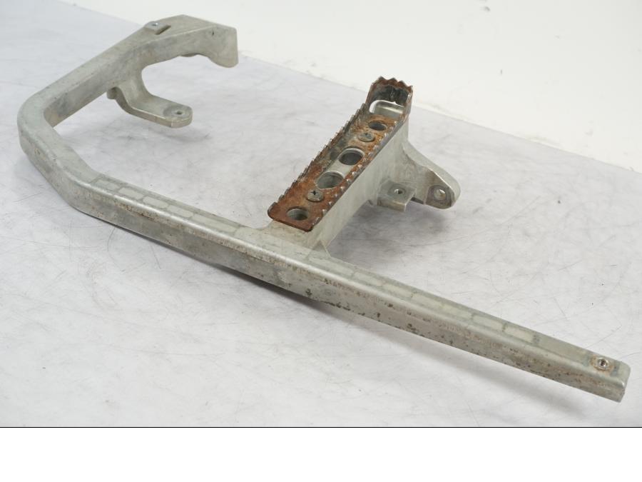 Snett uppifrån på Fotpinnefästesbåge från en Suzuki LTA 750 XP E -2009 motorcykel.