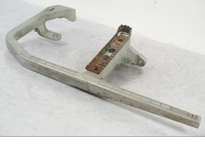 Snett uppifrån på Fotpinnefästesbåge från en Suzuki LTA 750 XP E -2009 motorcykel.