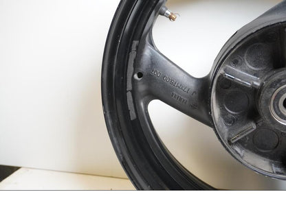 Snett nerifrån på Fälg från en Yamaha FZ-S 600 -1998 motorcykel.