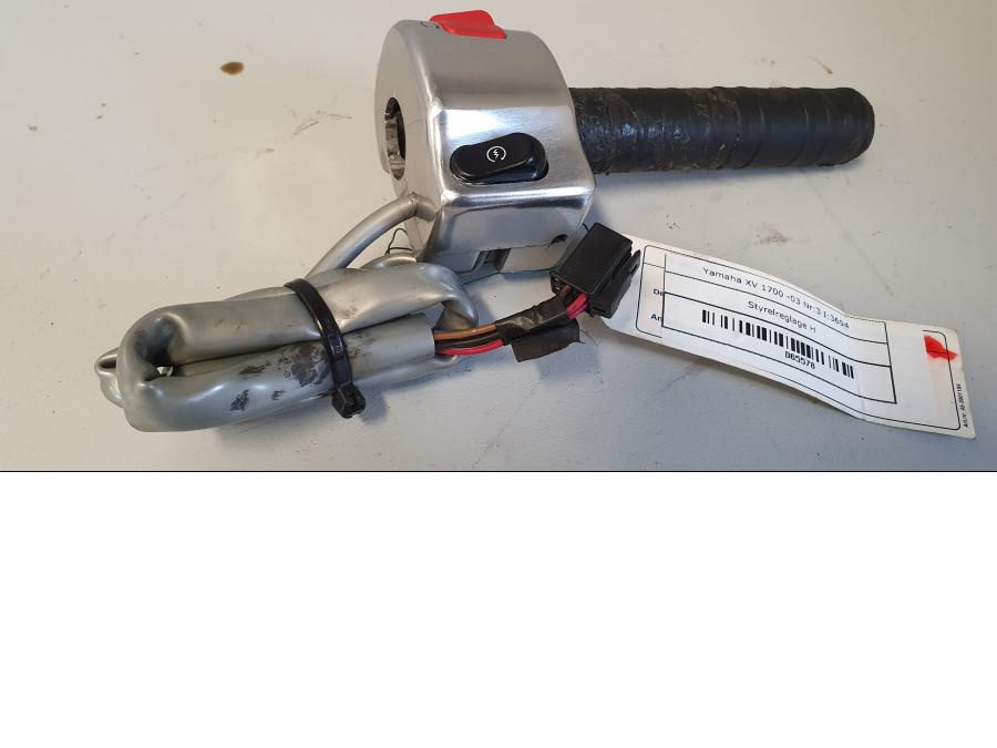 Baksidan på Styrelreglage från en Yamaha XV 1700 -2003 motorcykel.