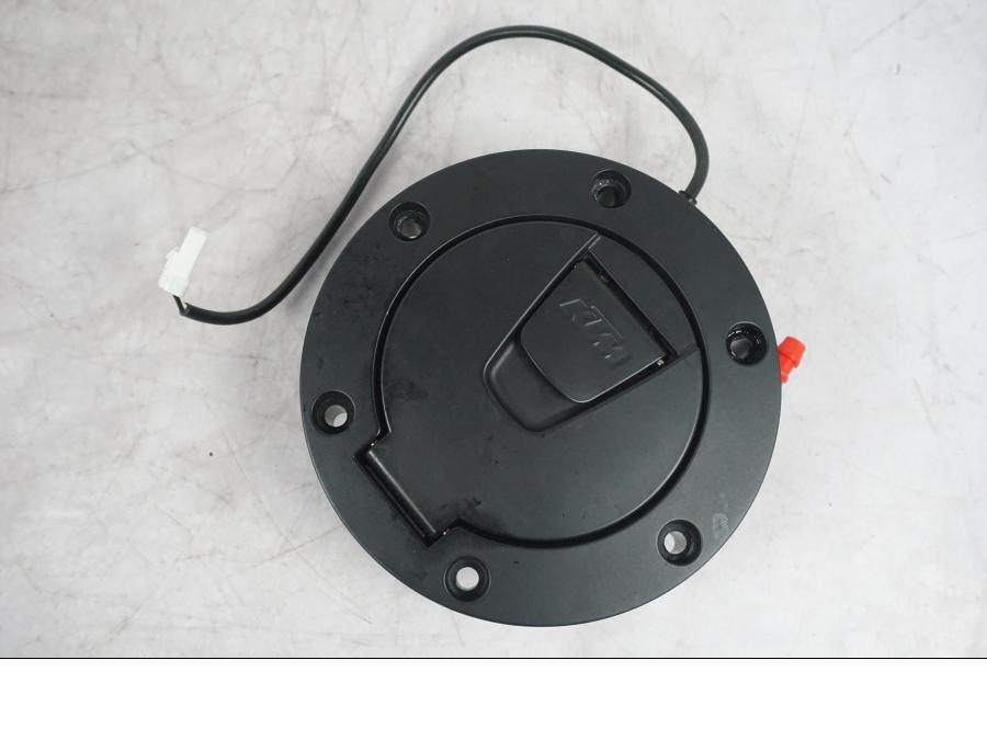 Vänster sida på Bensintanklucka från en KTM 1290 Super Duke R -2022 motorcykel.