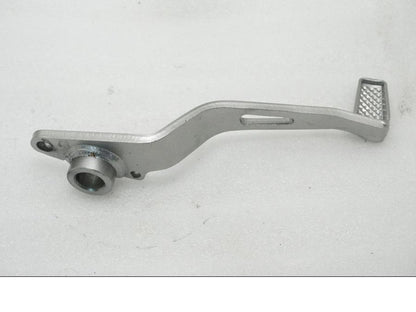 Baksidan på Bromspedal från en Kawasaki Z 400 -2020 motorcykel.