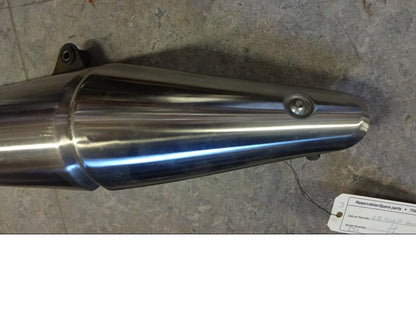 Baksidan på Ljuddämpare från en Honda CB 900 F Hornet -2002 motorcykel.