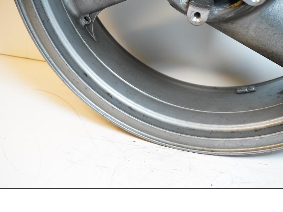 Snett nerifrån på Fälg från en Kawasaki ZX-9R -1994 motorcykel.