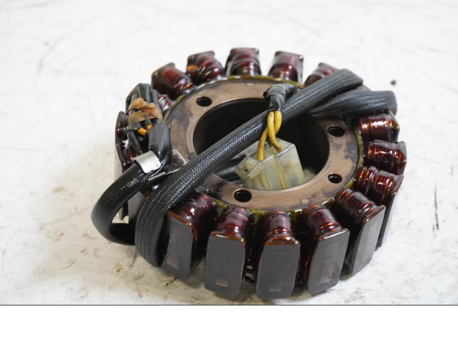 Framsidan på Generator från en Honda VTR 1000 F -1998 motorcykel.