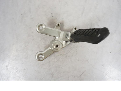 Baksidan på Fotpinnefäste från en KTM 990 Super Duke -2006 motorcykel.