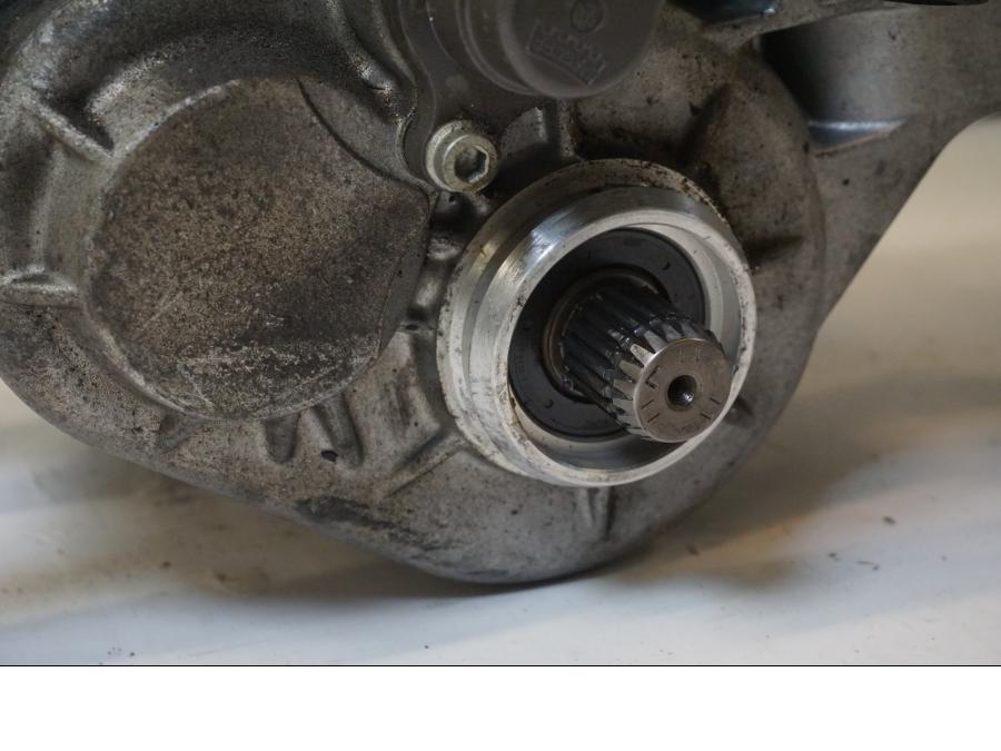 Snett nerifrån på Växellåda från en BMW K 1200 LT -2004 motorcykel.