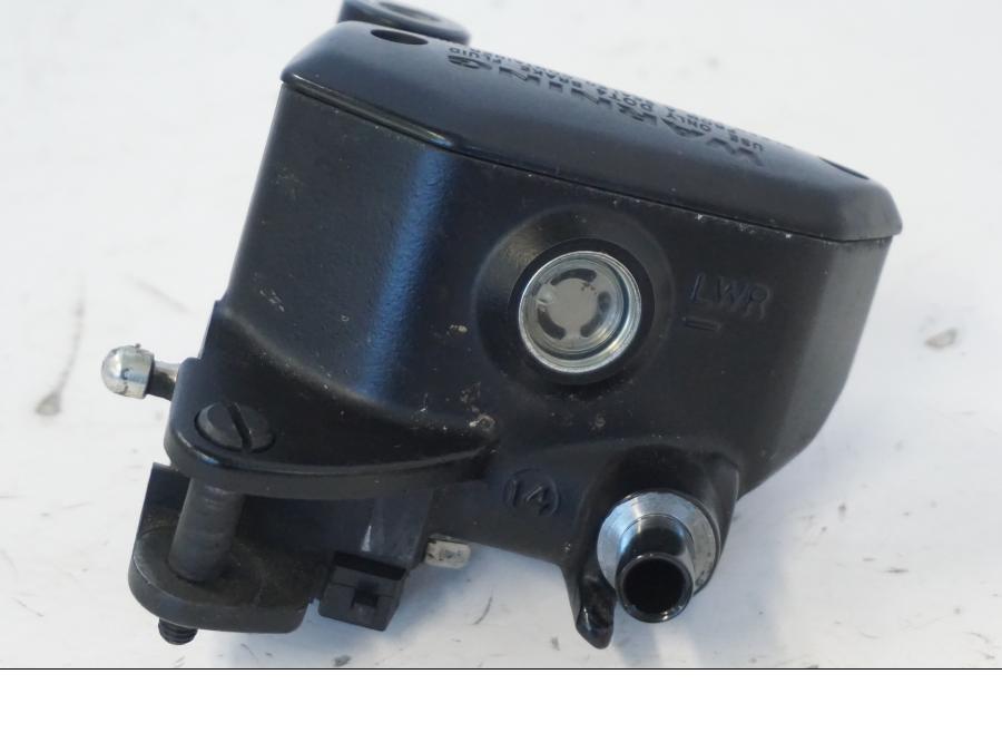 Framsidan på Bromshuvudcylinder från en Kawasaki ER-6N -2012 motorcykel.