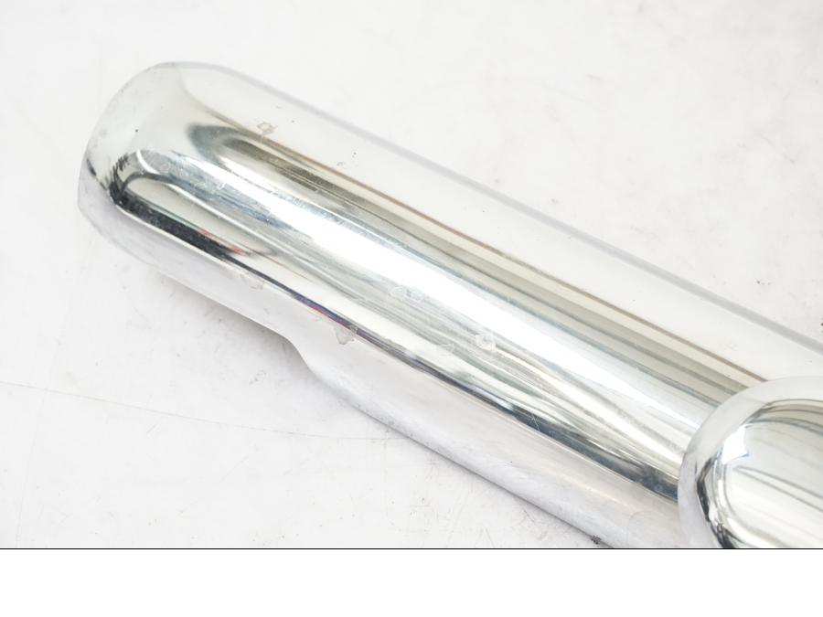 Höger sida på Grenrör från en Yamaha XVS 1100 -2000 motorcykel.