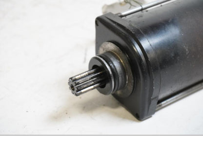 Baksidan på Startmotor från en BMW F 800 GS -2009 motorcykel.