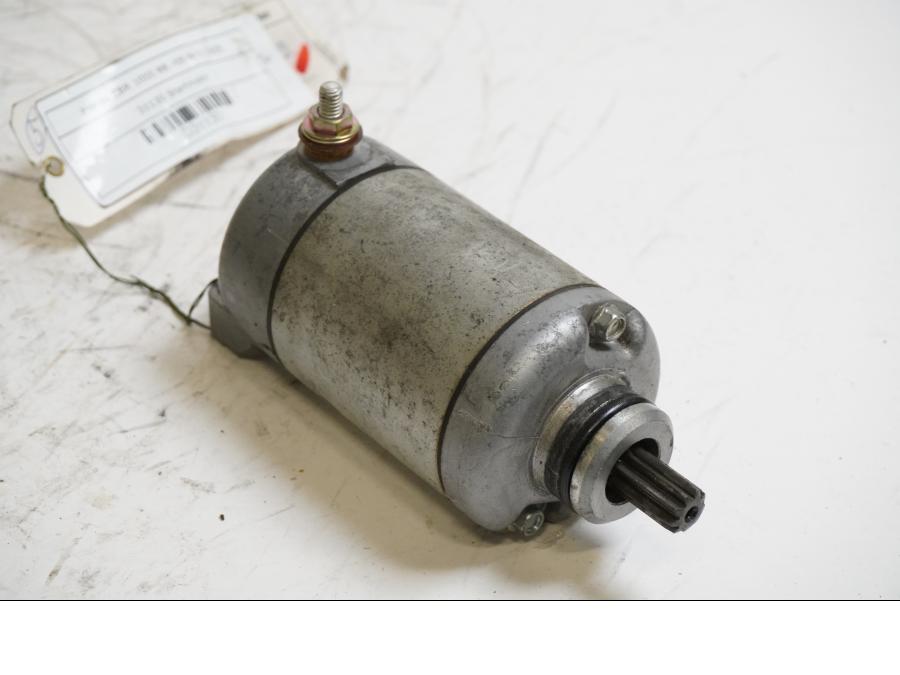 Framsidan på Startmotor från en Honda CBR 1000 RR -2005 motorcykel.