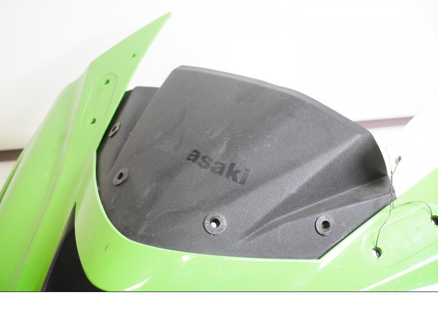 Höger sida på Toppkåpa från en Kawasaki ZX-6R -2014 motorcykel.
