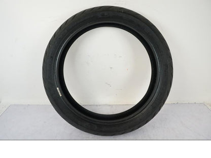 Snett nerifrån på <p>Begagnad däck av märket Metzeler.</p>

<p>Modell Roadtec Z8 Interact.</p>

<p>Dimension 120/70 ZR 17 M/C (58W). </p>

<p>Mönsterdjup ca: 20% kvar.</p>

<p>Tillv: Vecka 2, år 2020.</p> moped.